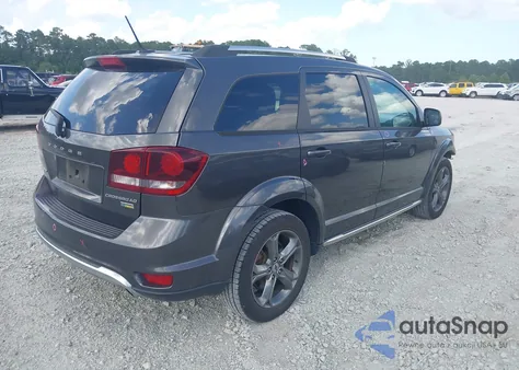 2018 Dodge Journey Crossroad z USA, uszkodzony, nr VIN 3C4PDCGGXJT215820
